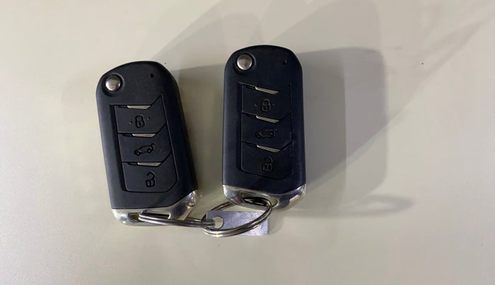 2023 Mahindra XUV300 W8 1.2 PETROL, Petrol, Manual, 22,230 km, Key Close Up