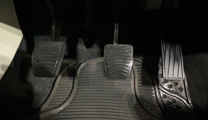 2023 Mahindra XUV300 W8 1.2 PETROL, Petrol, Manual, 22,230 km, Pedals