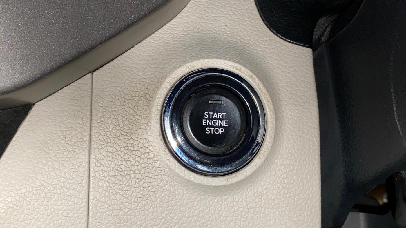 2023 Mahindra XUV300 W8 1.2 PETROL, Petrol, Manual, 22,230 km, Keyless Start/ Stop Button