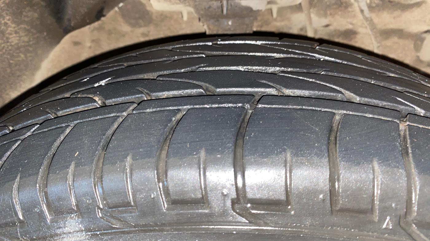 2023 Mahindra XUV300 W8 1.2 PETROL, Petrol, Manual, 22,230 km, Right Front Tyre Tread