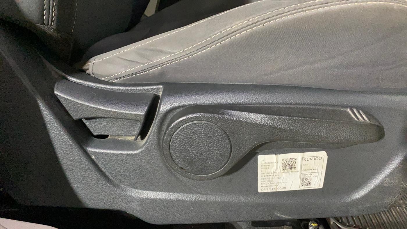 2023 Mahindra XUV300 W8 1.2 PETROL, Petrol, Manual, 22,230 km, Driver Side Adjustment Panel