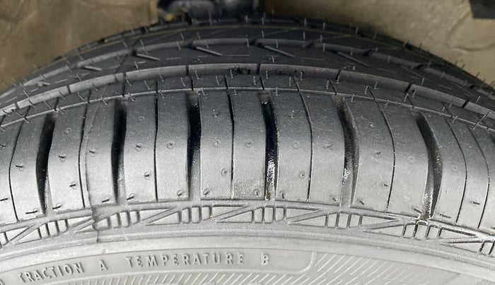 2015 Maruti Celerio VXI AGS, Petrol, Automatic, 37,180 km, Right Front Tyre Tread