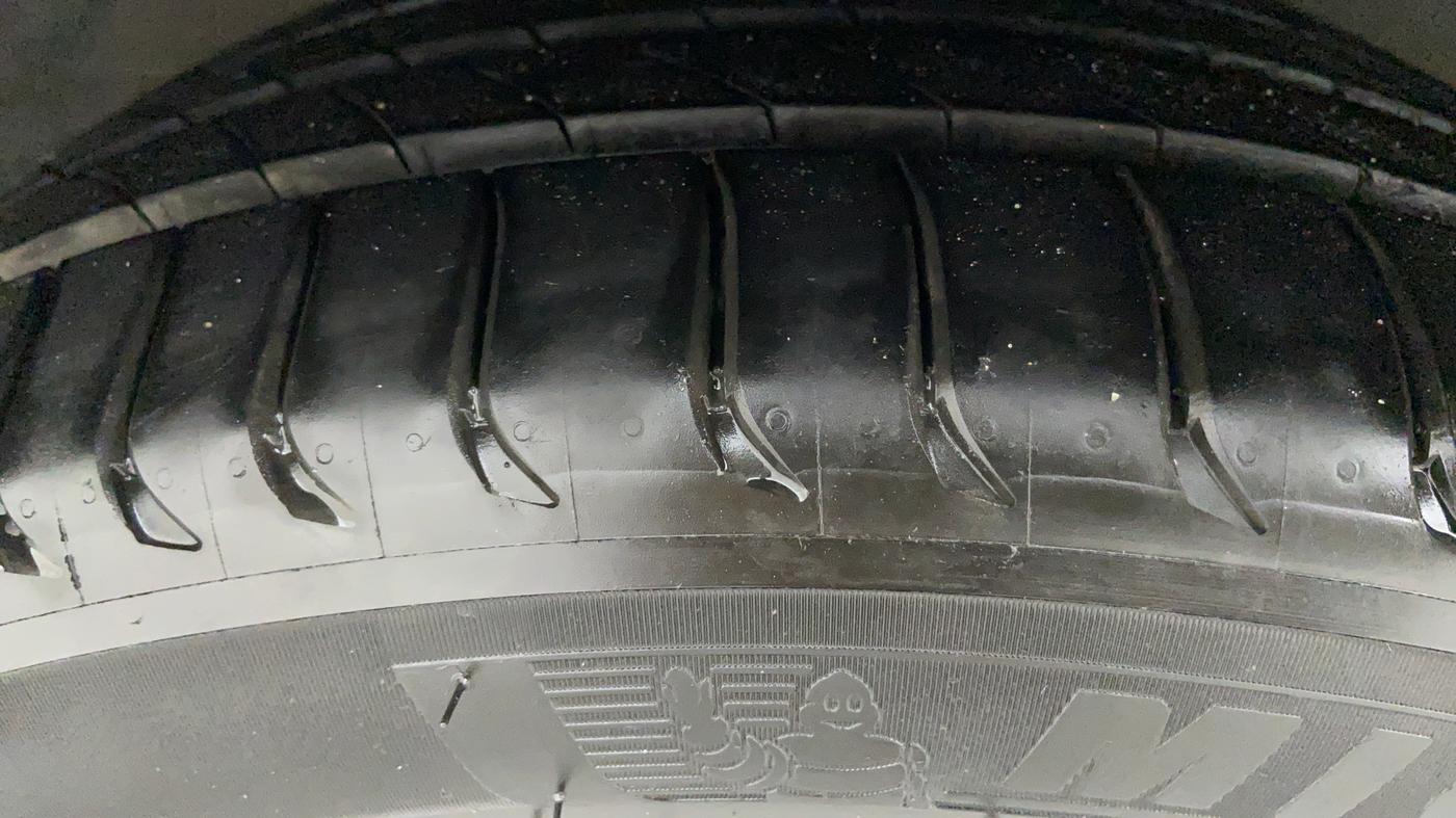 2013 Mercedes Benz E Class E 200 AVANTGARDE, Petrol, Automatic, 41,021 km, Left Front Tyre Tread