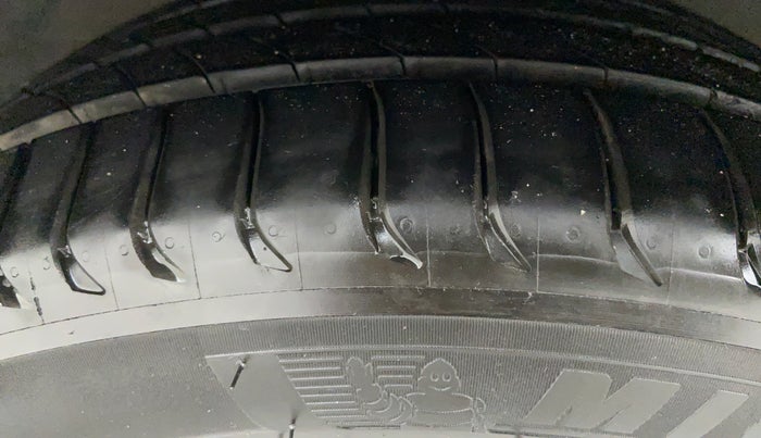 2013 Mercedes Benz E Class E 200 AVANTGARDE, Petrol, Automatic, 41,021 km, Left Front Tyre Tread