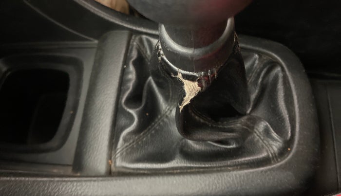 2017 Maruti Swift VDI ABS, Diesel, Manual, 1,15,858 km, Gear lever - Boot cover slightly torn