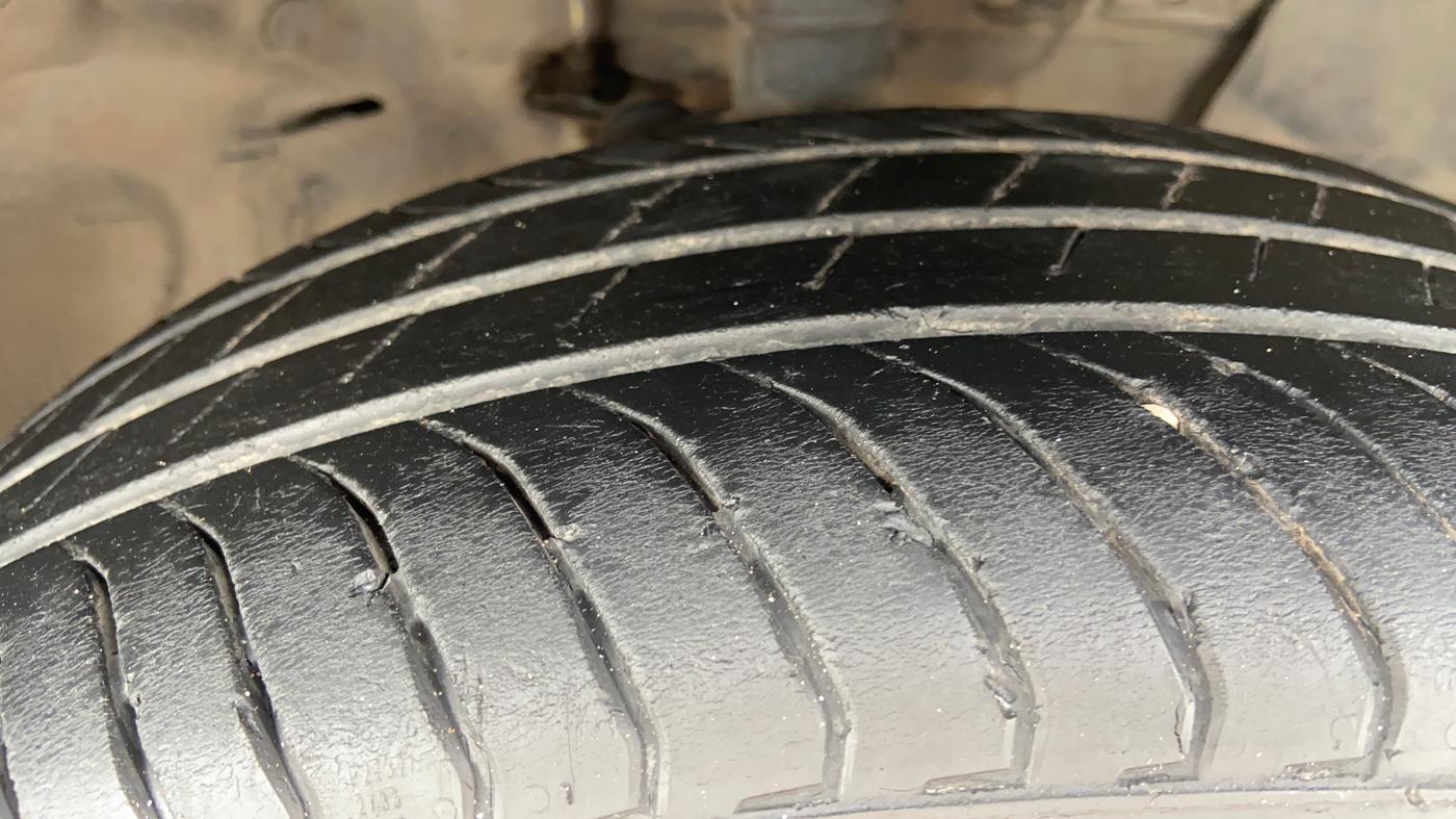 2014 Nissan Sunny XV DIESEL, Diesel, Manual, 1,08,522 km, Right Front Tyre Tread