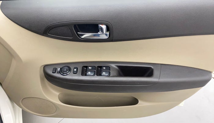 2012 Hyundai i20 SPORTZ 1.2, Petrol, Manual, 1,08,263 km, Driver Side Door Panels Control