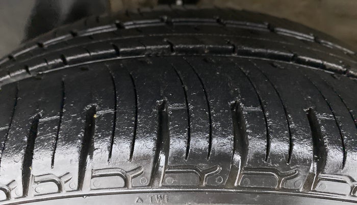 2016 Mahindra Kuv100 K2 6 STR, Petrol, Manual, 40,429 km, Left Front Tyre Tread
