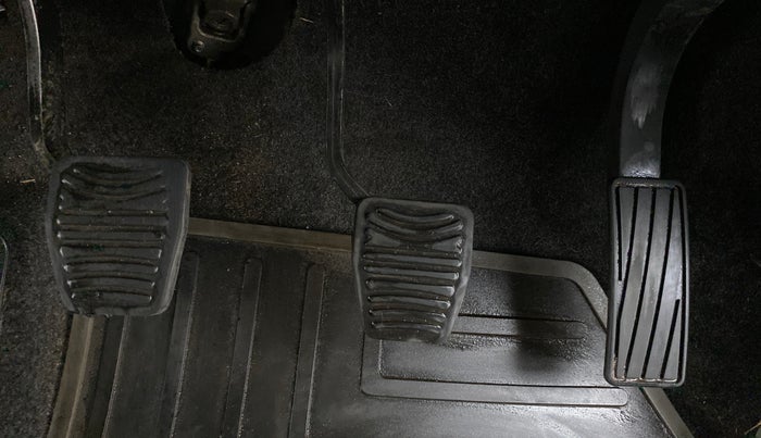 2016 Mahindra Kuv100 K2 6 STR, Petrol, Manual, 40,429 km, Pedals