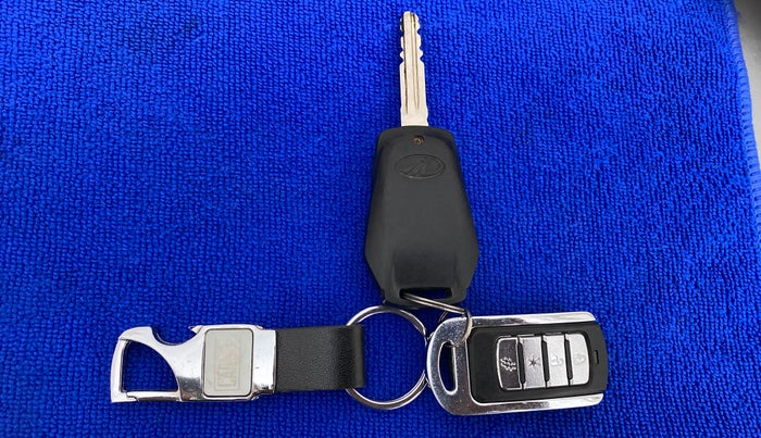 2016 Mahindra Kuv100 K2 6 STR, Petrol, Manual, 40,429 km, Key Close Up