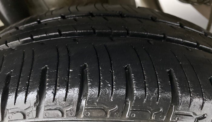 2016 Mahindra Kuv100 K2 6 STR, Petrol, Manual, 40,429 km, Right Rear Tyre Tread