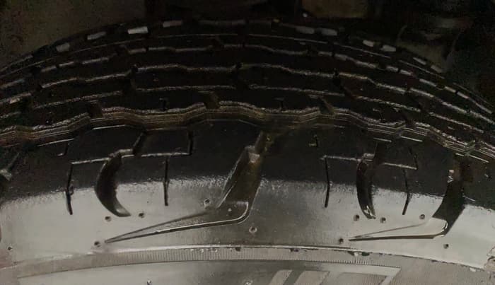 2017 Mahindra TUV300 T8, Diesel, Manual, 18,918 km, Left Rear Tyre Tread