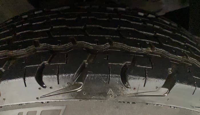 2017 Mahindra TUV300 T8, Diesel, Manual, 18,918 km, Left Front Tyre Tread