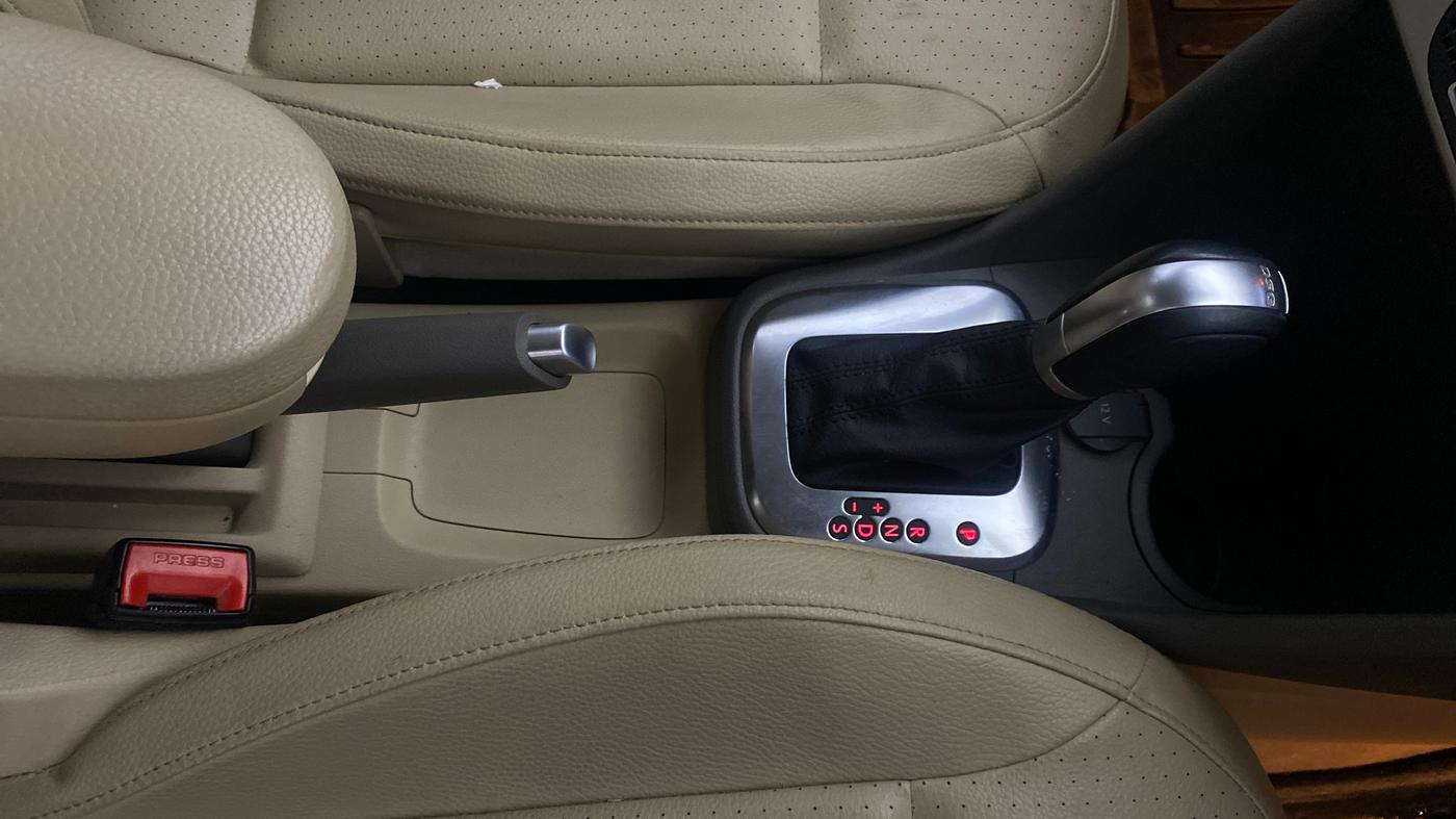 2016 Volkswagen Vento HIGHLINE PETROL AT, Petrol, Automatic, 59,101 km, Gear Lever