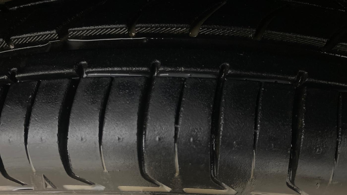 2016 Volkswagen Vento HIGHLINE PETROL AT, Petrol, Automatic, 59,101 km, Right Front Tyre Tread