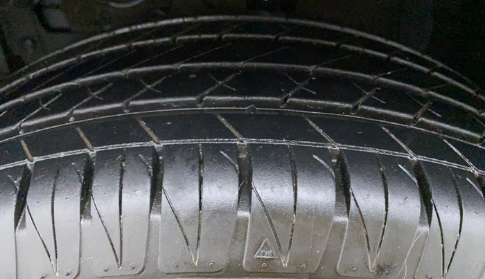 2020 Toyota URBAN CRUISER PREMIUM DUAL TONE AT, Petrol, Automatic, 15,872 km, Right Front Tyre Tread