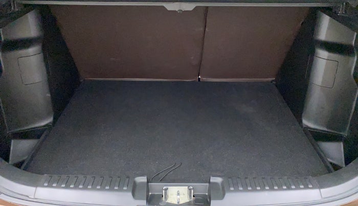 2020 Toyota URBAN CRUISER PREMIUM DUAL TONE AT, Petrol, Automatic, 15,872 km, Boot Inside
