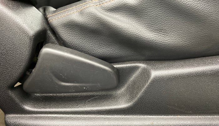 2017 Renault Kwid 1.0 RXT, Petrol, Manual, 38,903 km, Driver Side Adjustment Panel