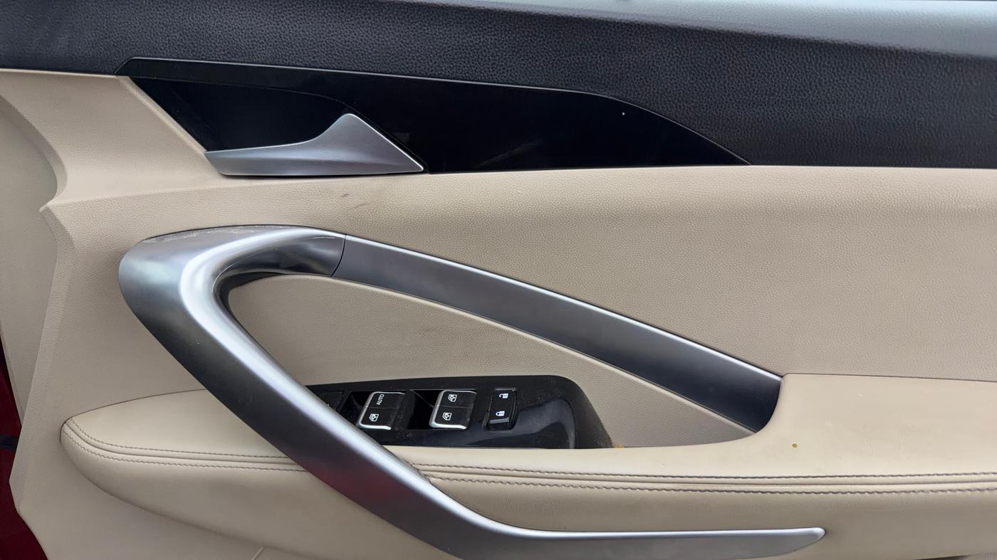 2022 MG HECTOR SHARP 1.5 PETROL CVT, Petrol, Automatic, 86,162 km, Driver Side Door Panels Control