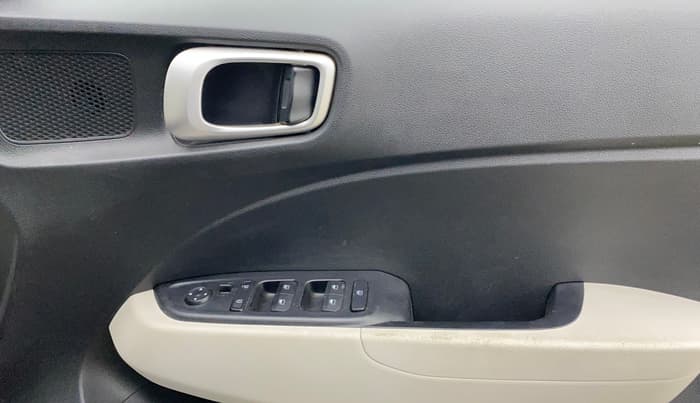 2022 Hyundai VENUE S(O) 1.2, Petrol, Manual, 13,781 km, Driver Side Door Panels Control