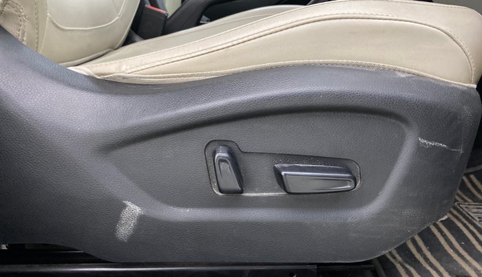 2019 KIA SELTOS HTX PLUS AT1.5 DIESEL, Diesel, Automatic, 1,30,096 km, Driver Side Adjustment Panel