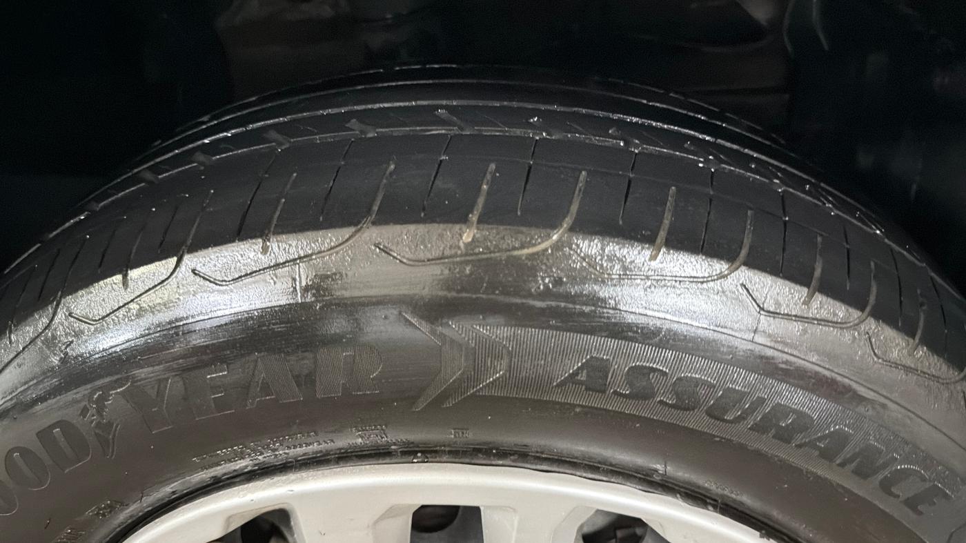 2022 Maruti BREZZA VXI SMART HYBRID, Petrol, Manual, 88,362 km, Right Front Tyre Tread