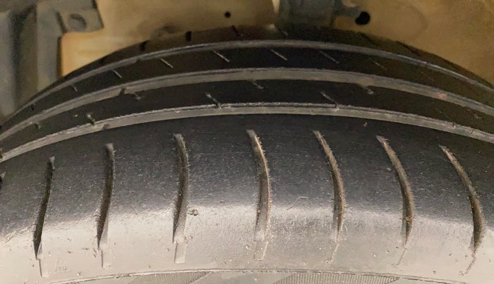 2015 Maruti Swift VXI, Petrol, Manual, 1,21,184 km, Left Front Tyre Tread