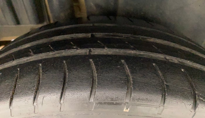 2015 Maruti Swift VXI, Petrol, Manual, 1,21,184 km, Right Rear Tyre Tread
