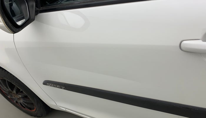 2015 Maruti Swift VXI, Petrol, Manual, 1,21,184 km, Front passenger door - Slightly dented
