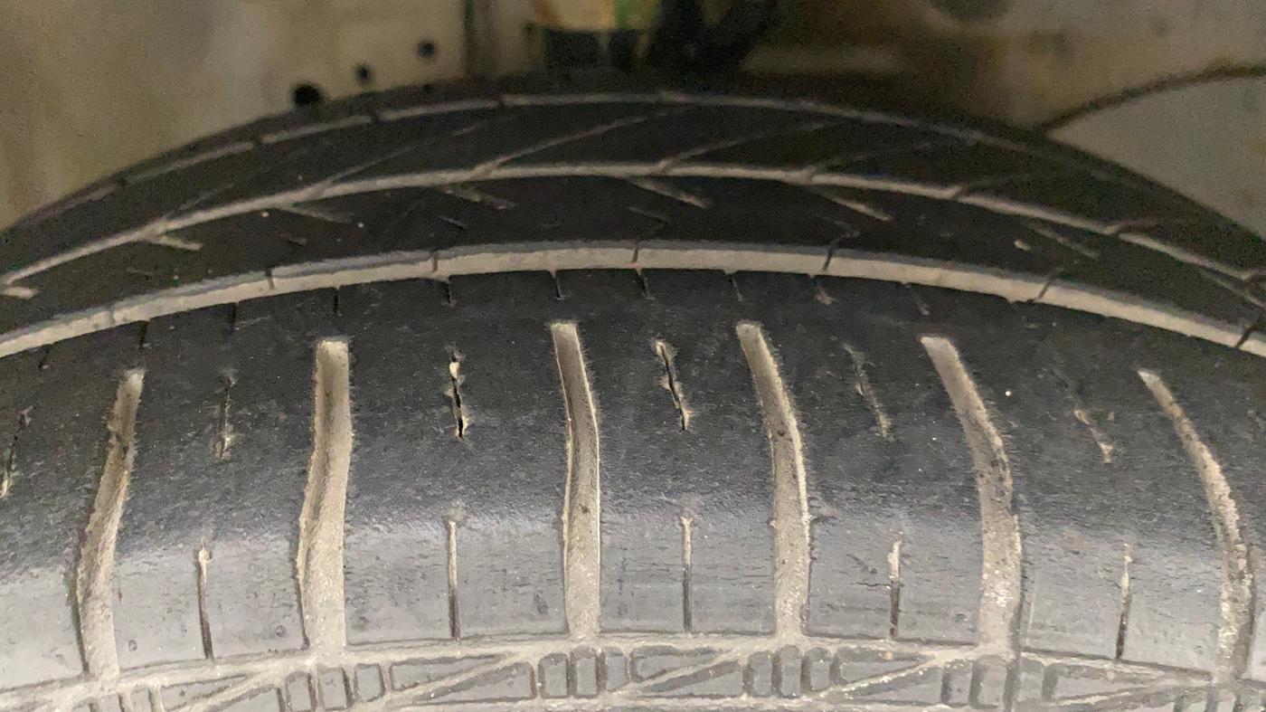 2013 Honda Brio V MT, Petrol, Manual, 57,827 km, Right Front Tyre Tread