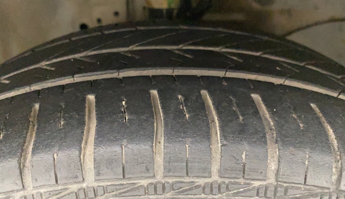 2013 Honda Brio V MT, Petrol, Manual, 57,827 km, Right Front Tyre Tread