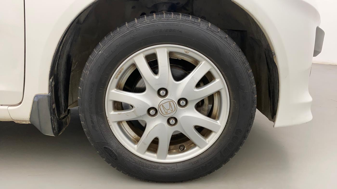 2013 Honda Brio V MT, Petrol, Manual, 57,827 km, Right Front Wheel