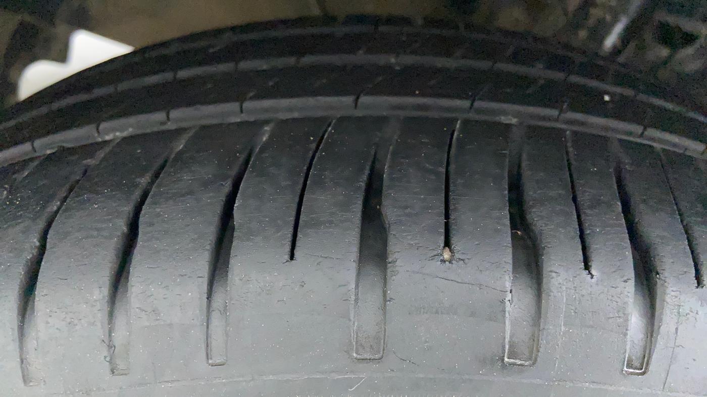 2017 Maruti Baleno DELTA PETROL 1.2, Petrol, Manual, 44,728 km, Left Front Tyre Tread