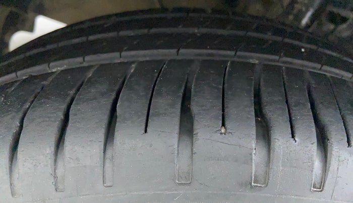 2017 Maruti Baleno DELTA PETROL 1.2, Petrol, Manual, 44,728 km, Left Front Tyre Tread