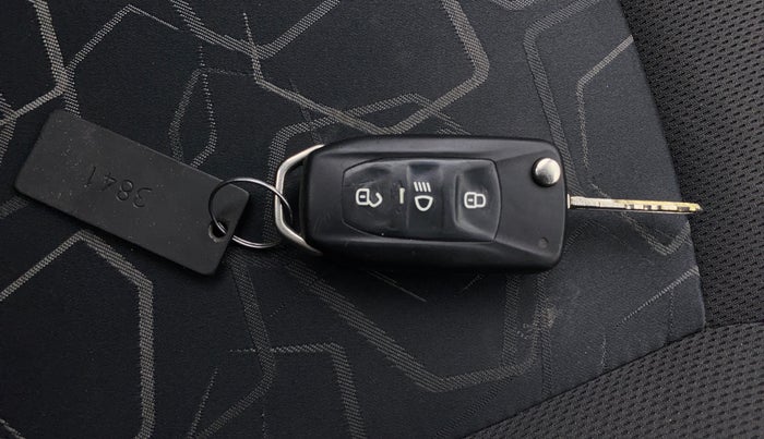 2017 Tata Tiago XT PETROL, Petrol, Manual, 23,837 km, Key Close Up