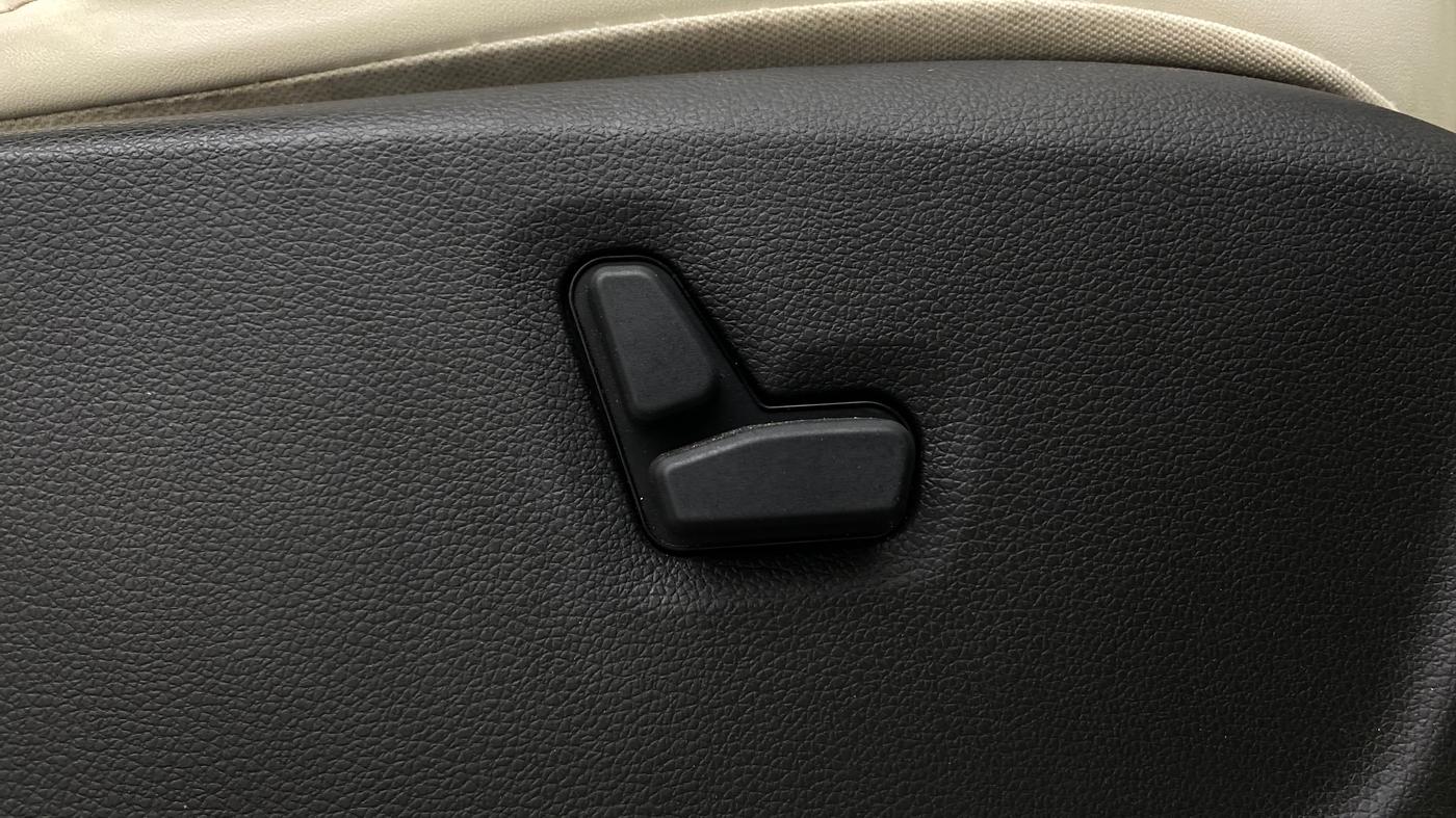 2025 Mahindra Thar Roxx AX7 L Diesel AT 4WD, Diesel, Automatic, 19,011 km, Driver Side Adjustment Panel