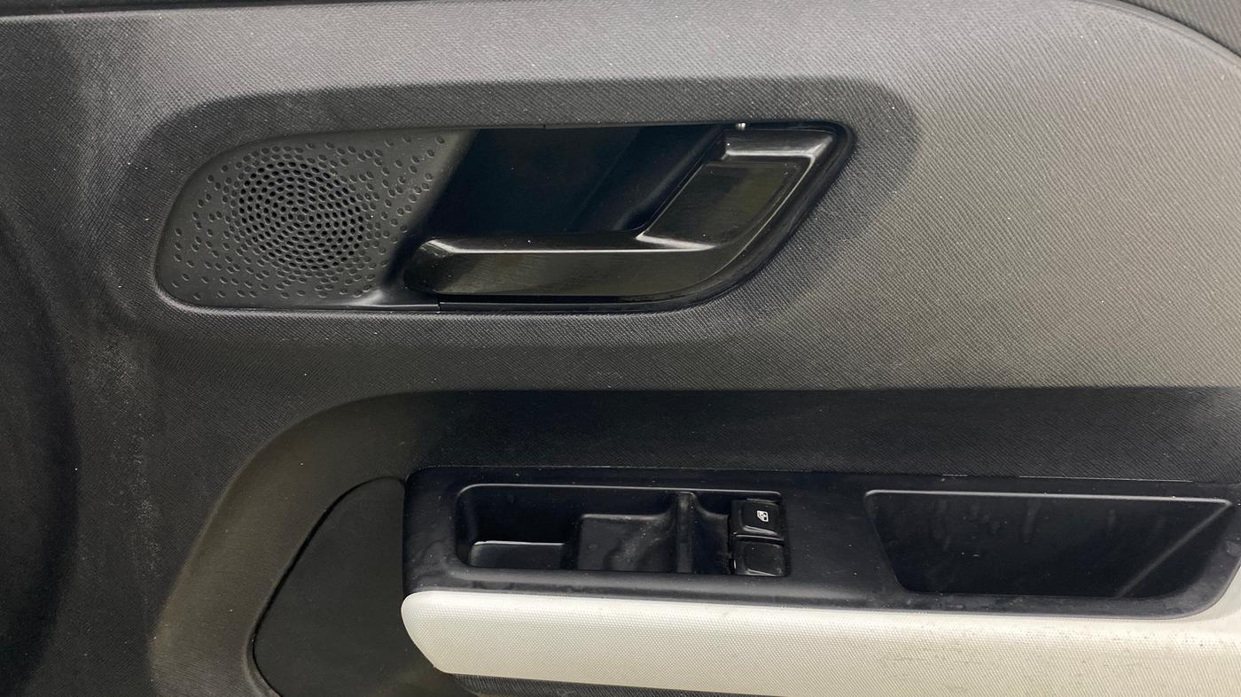 2023 Tata PUNCH PURE MT CNG, CNG, Manual, 53,991 km, Driver Side Door Panels Control