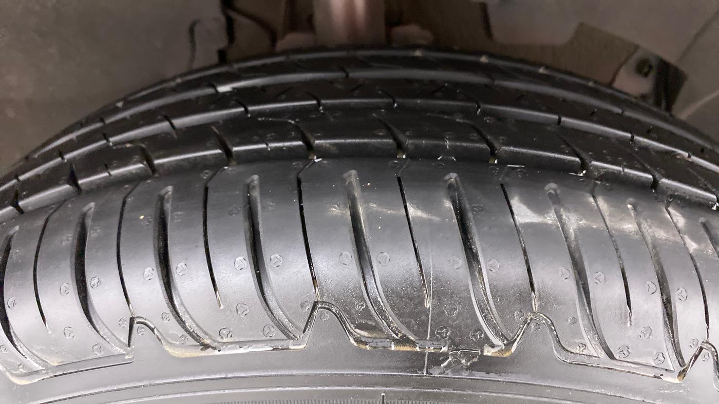 2017 Renault Duster RXZ 85 PS DIESEL, Diesel, Manual, 69,982 km, Right Front Tyre Tread