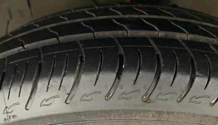2018 Maruti Ciaz ZETA 1.4  AT PETROL, Petrol, Automatic, 1,19,997 km, Left Front Tyre Tread