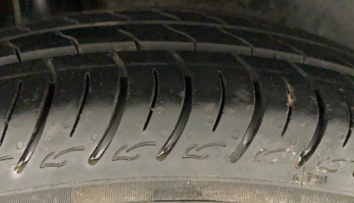 2018 Maruti Ciaz ZETA 1.4  AT PETROL, Petrol, Automatic, 1,19,997 km, Right Rear Tyre Tread