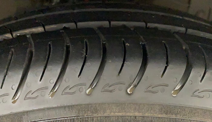 2018 Maruti Ciaz ZETA 1.4  AT PETROL, Petrol, Automatic, 1,19,997 km, Right Front Tyre Tread