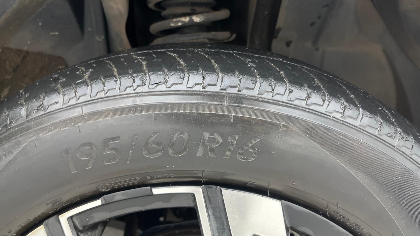 2023 Renault Kiger RXZ TURBO CVT, Petrol, Automatic, 20,588 km, Right Front Tyre Tread