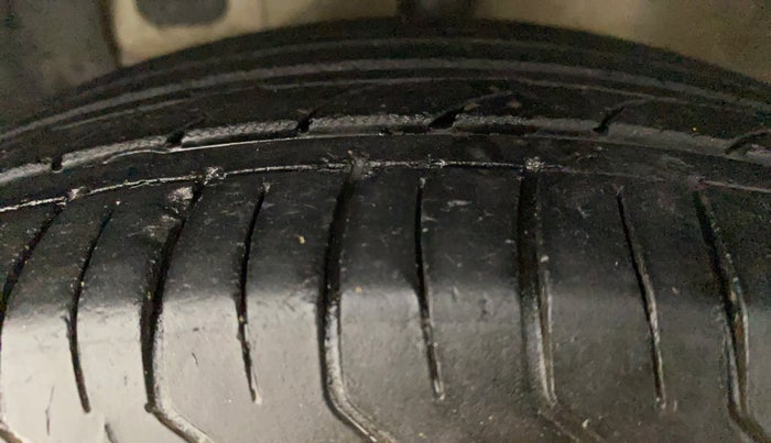 2015 Hyundai Elite i20 MAGNA 1.2, CNG, Manual, 78,838 km, Left Front Tyre Tread