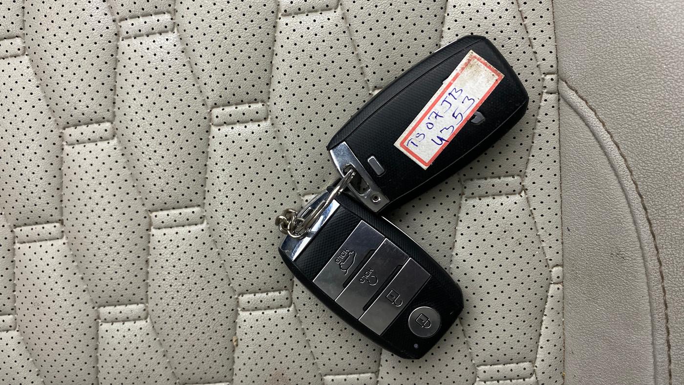 2021 KIA SELTOS HTX 1.5 PETROL DUAL TONE, Petrol, Manual, 1,36,512 km, Key Close Up