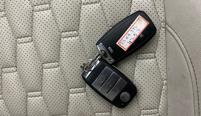 2021 KIA SELTOS HTX 1.5 PETROL DUAL TONE, Petrol, Manual, 1,36,512 km, Key Close Up