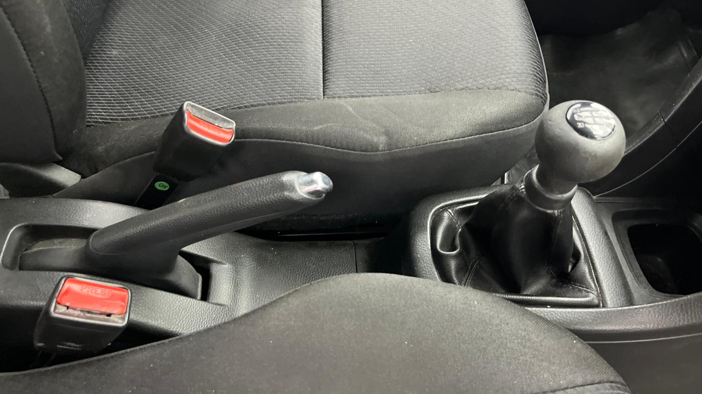 2016 Maruti Swift ZXI, Petrol, Manual, 1,18,043 km, Gear Lever