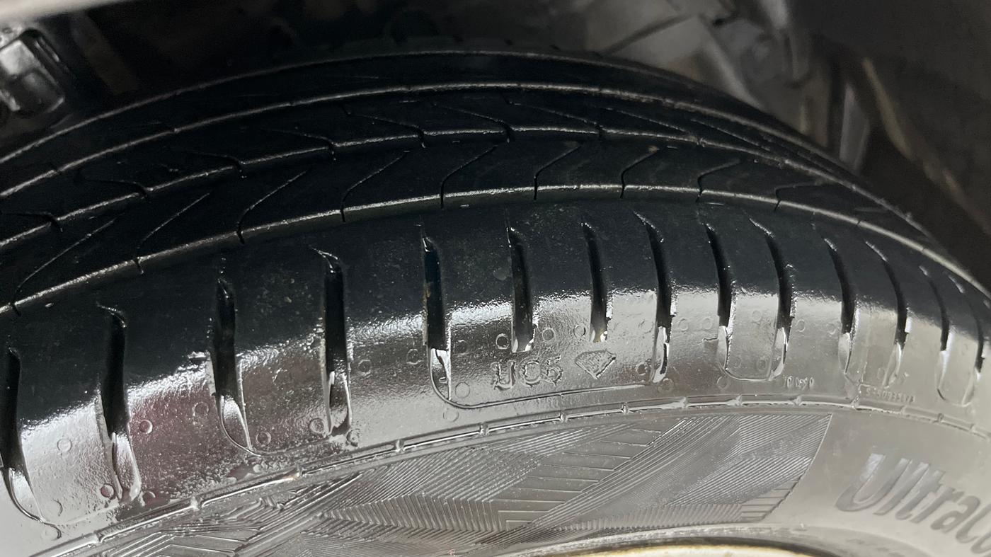 2016 Maruti Swift ZXI, Petrol, Manual, 1,18,043 km, Right Front Tyre Tread