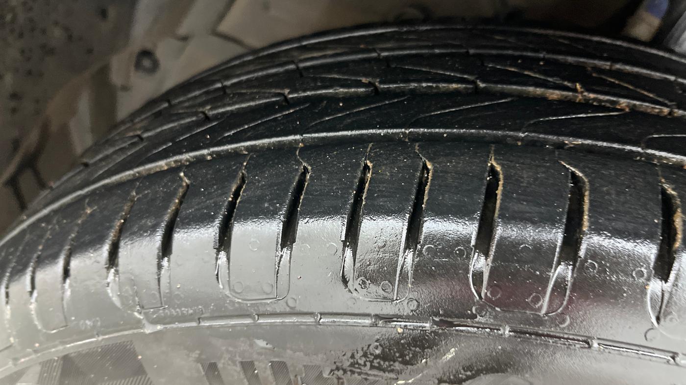 2016 Maruti Swift ZXI, Petrol, Manual, 1,18,043 km, Left Front Tyre Tread