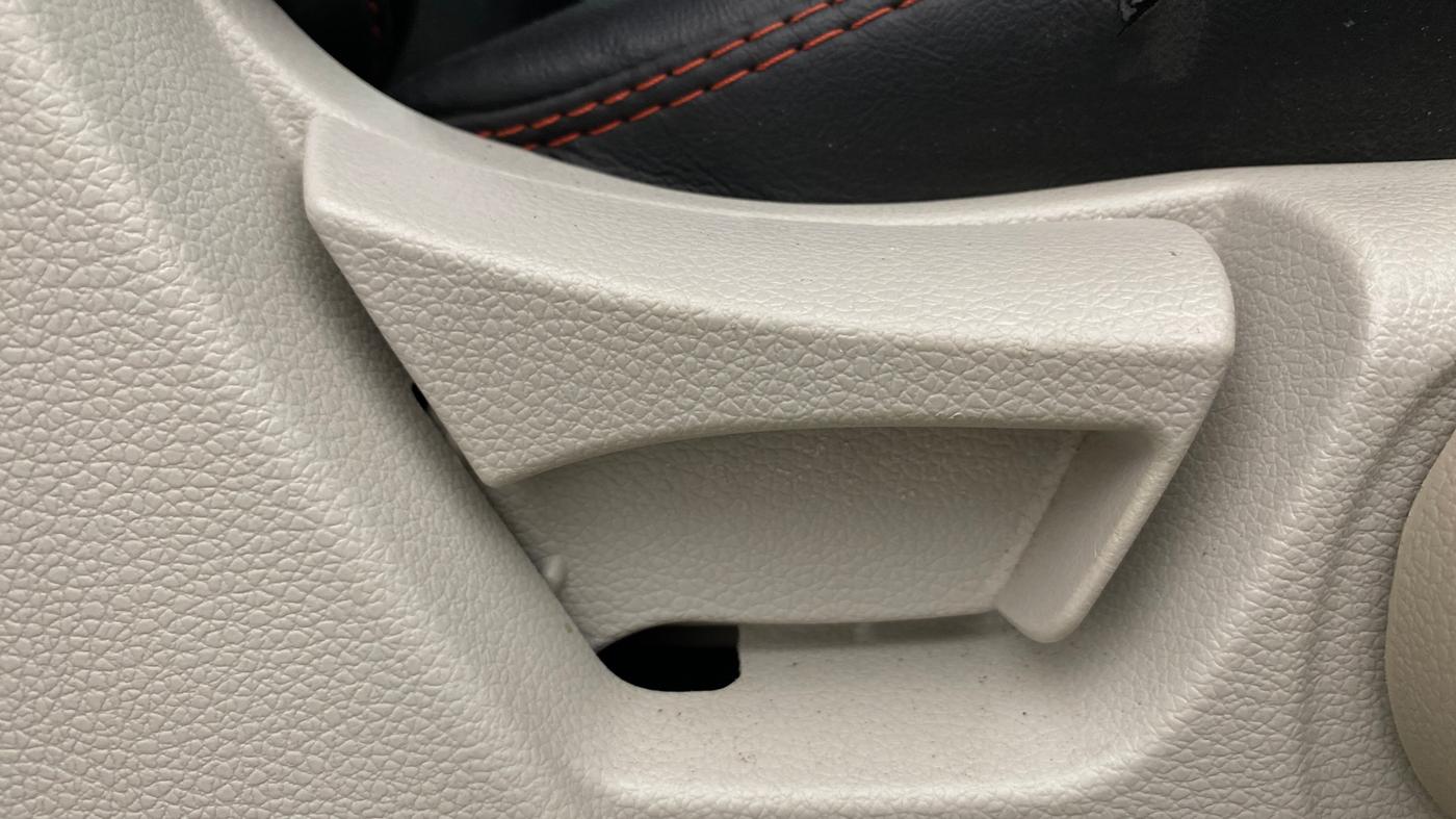 2019 Mahindra XUV300 W8 (O) 1.2 PETROL, Petrol, Manual, 82,849 km, Driver Side Adjustment Panel