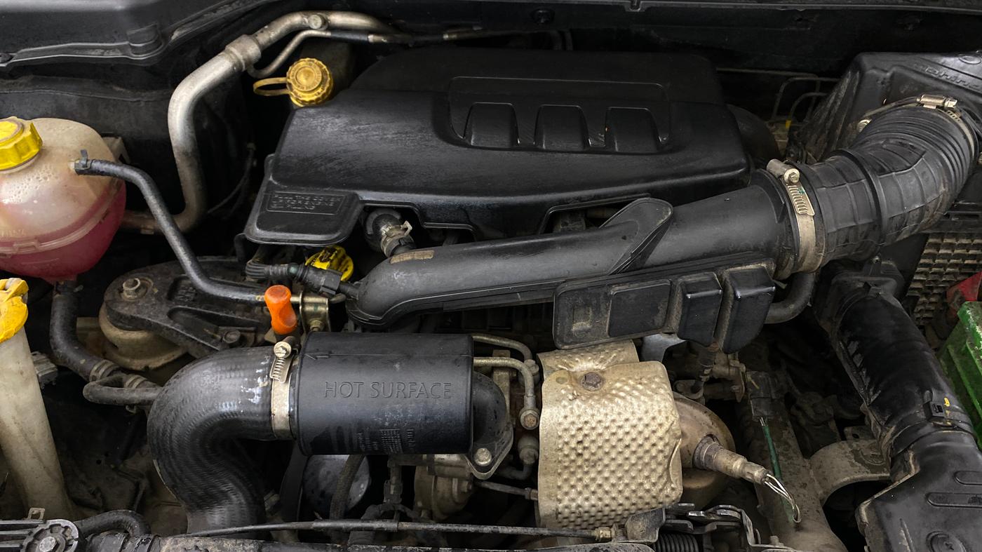 2019 Mahindra XUV300 W8 (O) 1.2 PETROL, Petrol, Manual, 82,849 km, Engine View